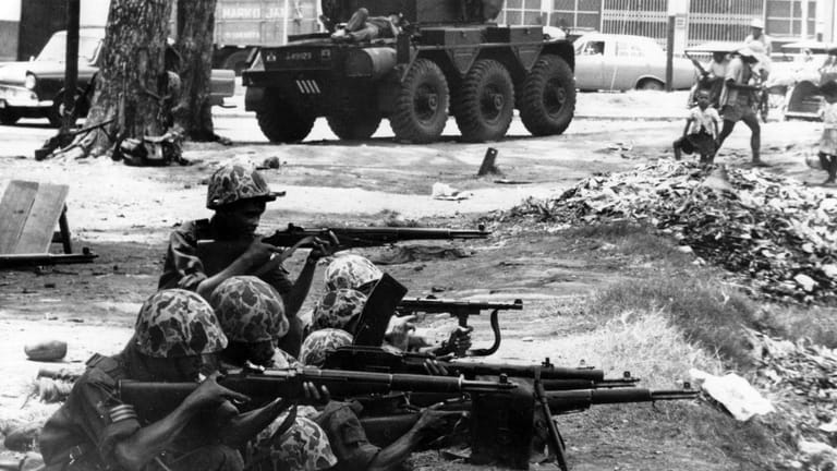Truppen in den Straßen von Jakarta, Anfang Oktober 1965: Es folgen Massaker an der Zivilbevölkerung.