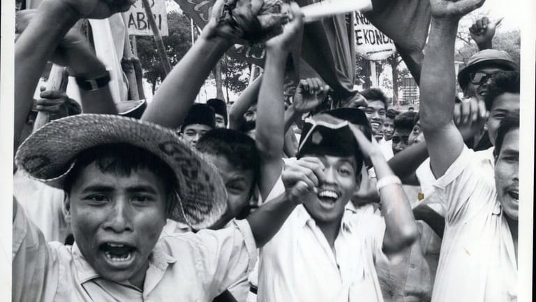 Muslimische Studenten bei einer antikommunistischen Demonstration in Jakarta, Oktober 1965: Gesteuerte Kundgebungen dienten dem Militär zur Anheizung der Massen.