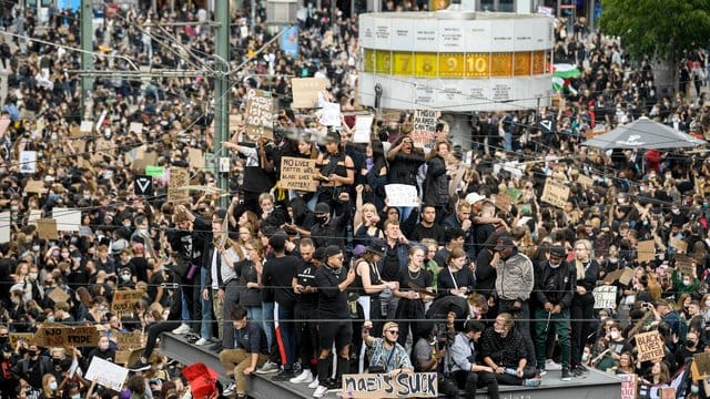 Demonstranten protestieren am Alexanderplatz gegen Rassismus
