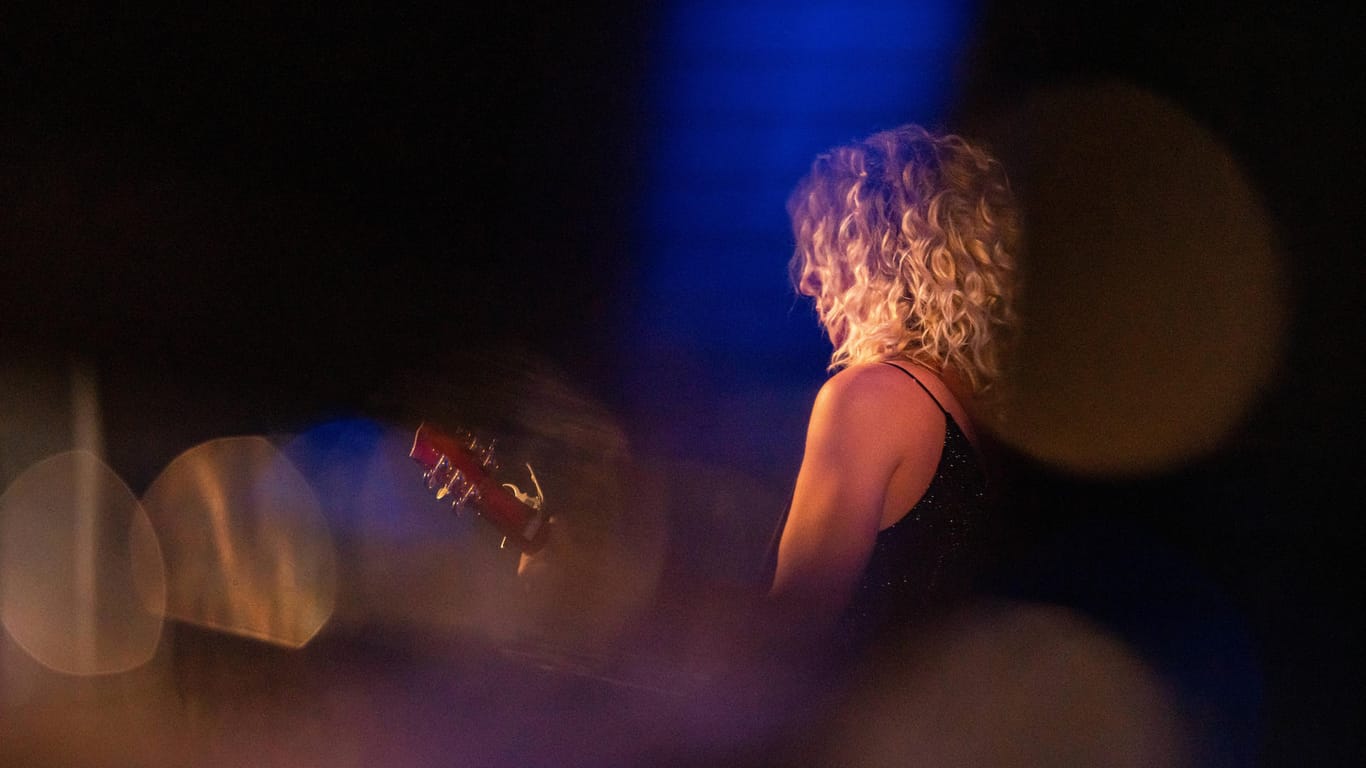 Eine Frau spielt auf einer Gitarre (Symbolbild): Das Programm "Bielefeld Sommer" bietet zahlreiche Kulturveranstaltungen an.