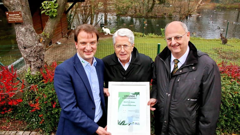 Frank Elstner mit seiner Urkunde: Seit 2015 ist er Ehrenpate im Karlsruher Zoo.