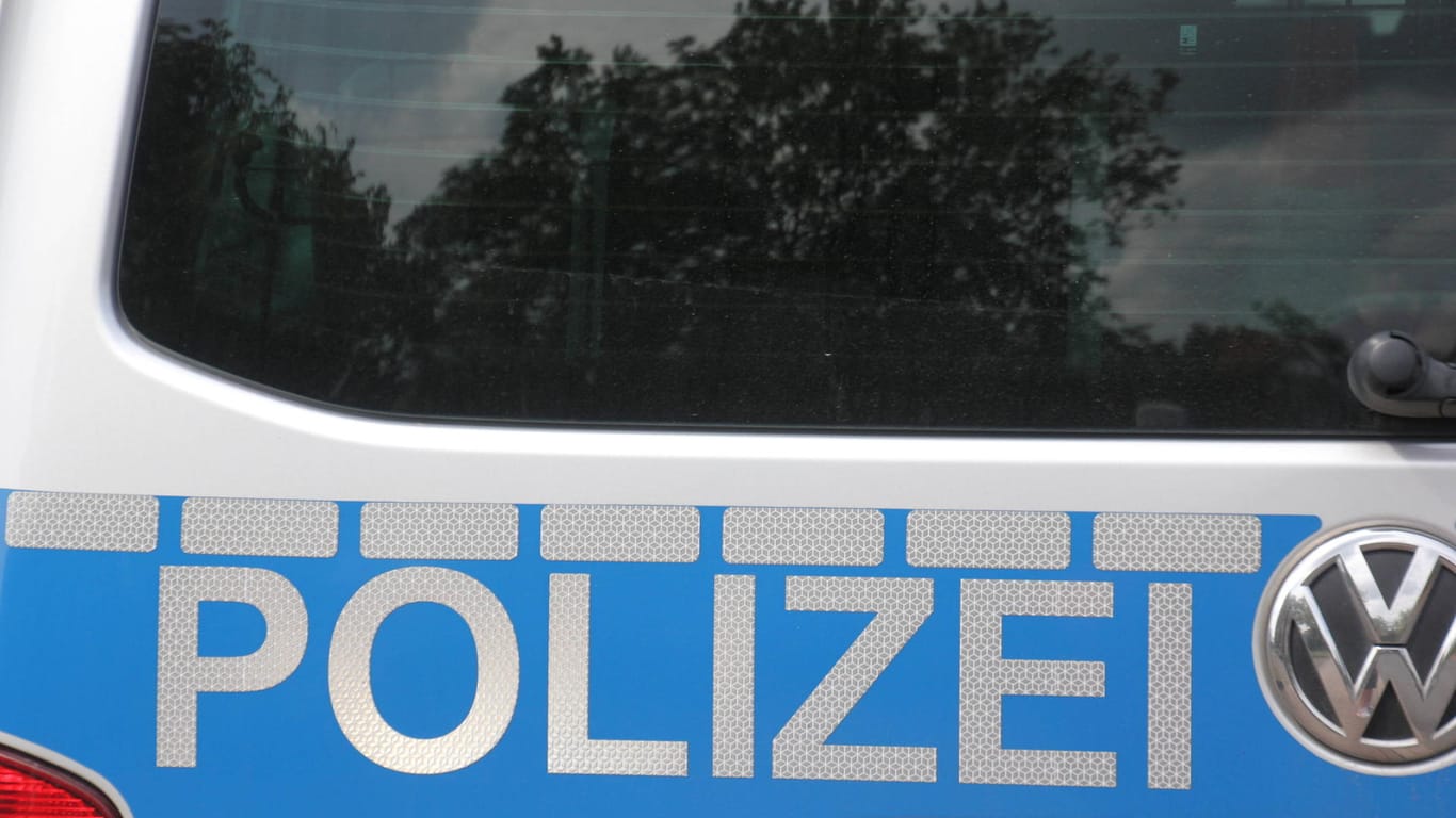 Auf einem Wagen steht der Schriftzug "Polizei" (Symbolbild): In Wolfsburg ist es zu einem Verkehrsunfall gekommen.