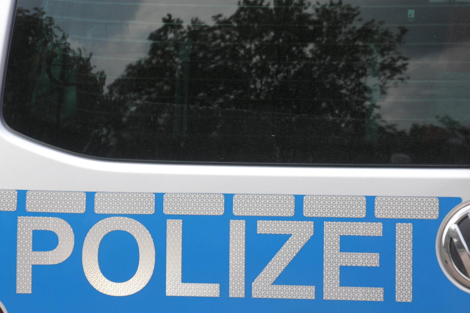 Auf einem Wagen steht der Schriftzug "Polizei" (Symbolbild): In Wolfsburg ist es zu einem Verkehrsunfall gekommen.