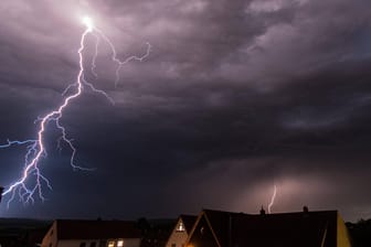 Ein Blitz am Gewitterhimmel: Am Wochenende ist deutschlandweit mit Unwettern zu rechnen. (Archivbild)