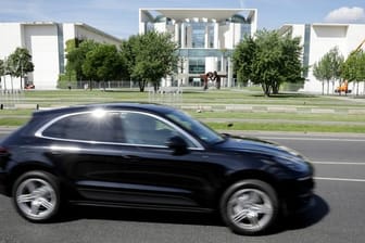 Ein Porsche Macan vor dem Bundeskanzleramt.