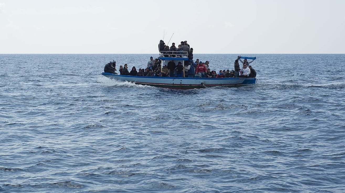 Boot mit Geflüchteten an Bord: Immer wieder kommt es bei diesen Überfahrten zu Unglücken. (Symbolbild)