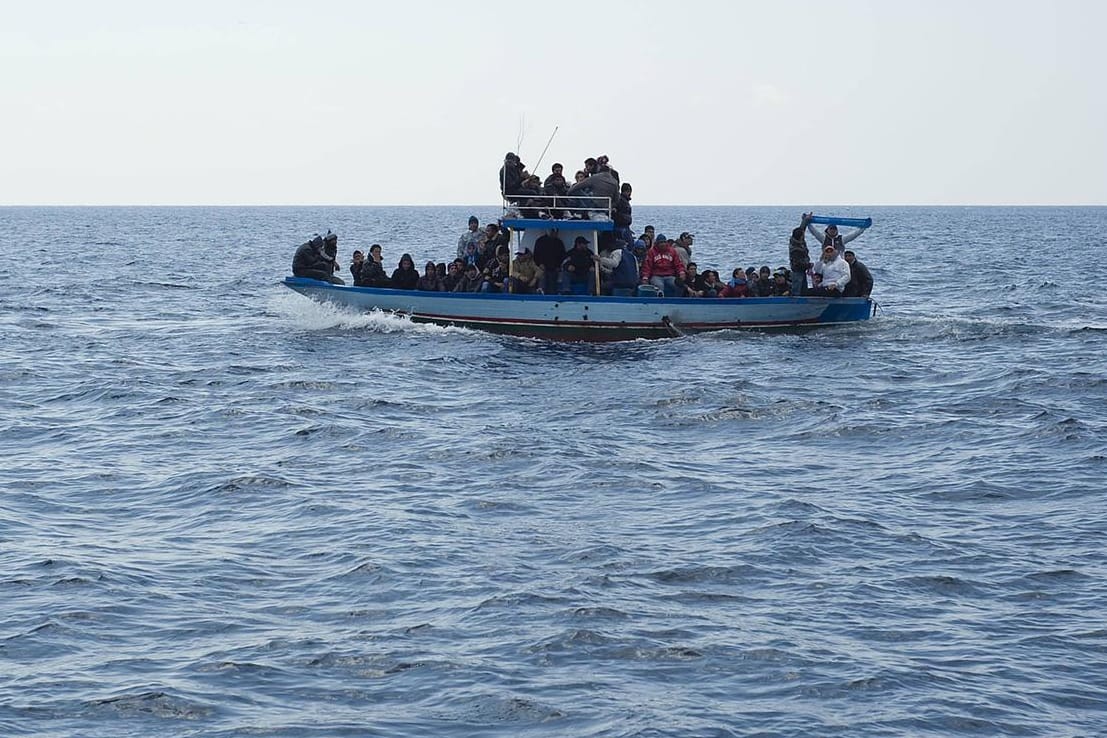 Boot mit Geflüchteten an Bord: Immer wieder kommt es bei diesen Überfahrten zu Unglücken. (Symbolbild)