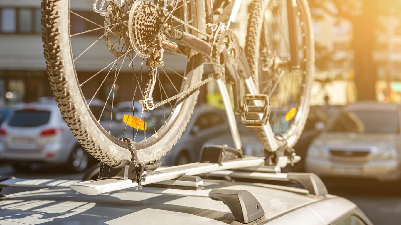 Mit einem Dachträger transportieren Sie Ihr Fahrrad sicher auf dem Auto.