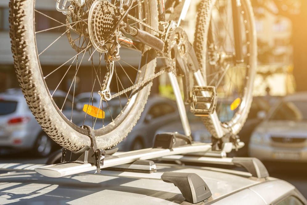 Mit einem Dachträger transportieren Sie Ihr Fahrrad sicher auf dem Auto.