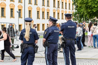 Polizisten in Bayern: Die Bundesregierung will eine Studie starten, die sich mit dem Rassismus unter Beamten beschäftigt.