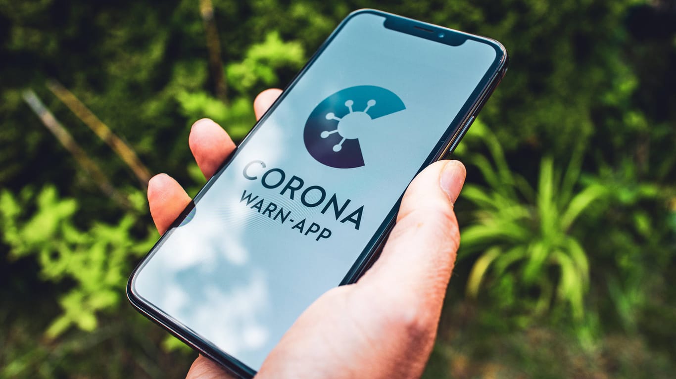 Das Logo der Corona-Warn-App auf einem Smartphone: Das Projekt soll den Bund 20 Millionen Euro kosten.