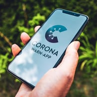 Das Logo der Corona-Warn-App auf einem Smartphone: Das Projekt soll den Bund 20 Millionen Euro kosten.