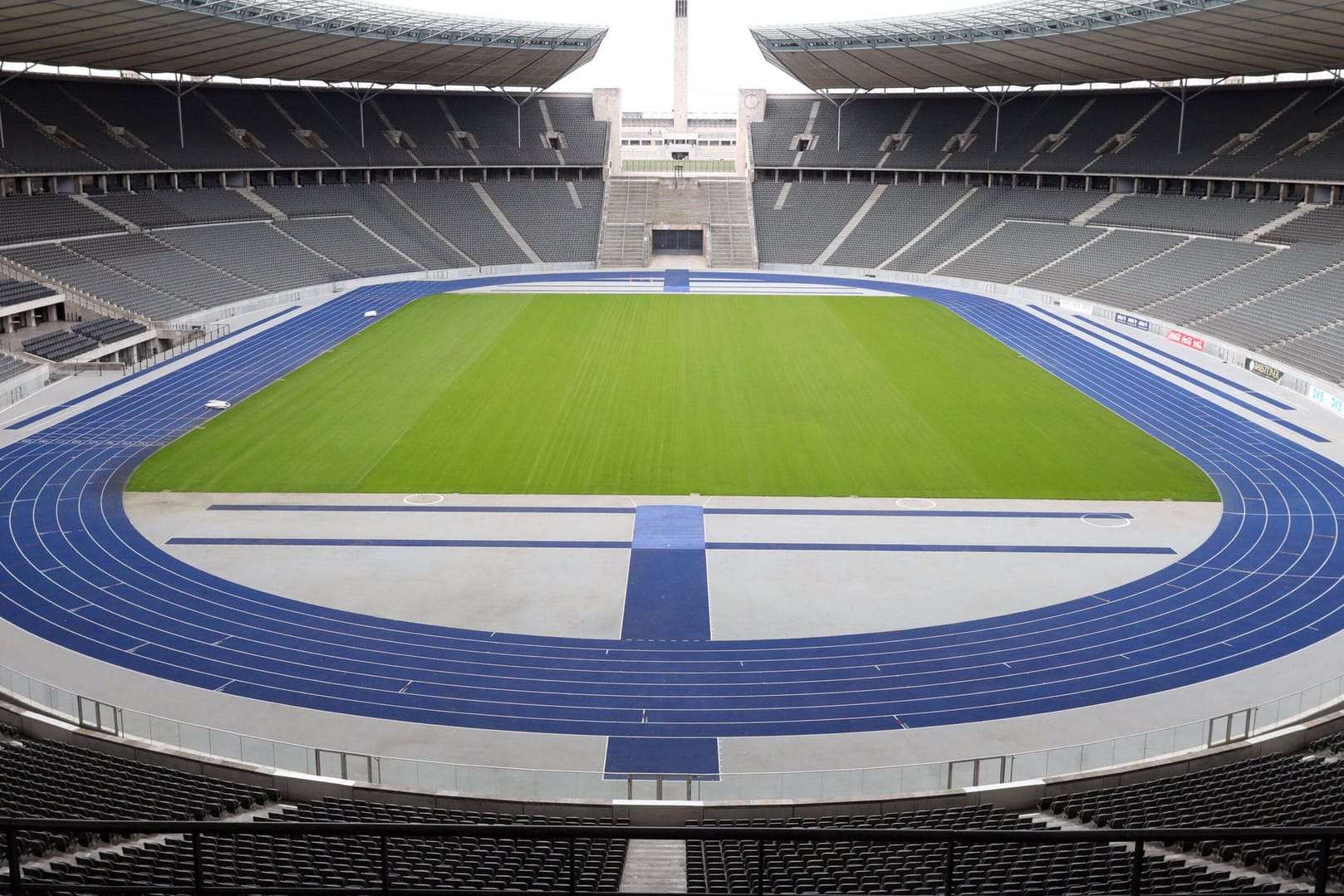 Das leere Olympiastadion in Berlin: Momentan stehen die Chancen auf Fans beim DFB-Pokalfinale laut Berliner Senat schlecht.