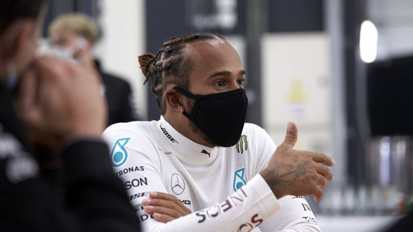 Formel-1-Weltmeister Lewis Hamilton mit Mund-Nasen-Schutzmaske: Das Hygienekonzept des Internationalen Automobilverbands Fia steht – bald können die Motoren wieder gestartet werden.