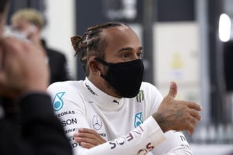 Formel-1-Weltmeister Lewis Hamilton mit Mund-Nasen-Schutzmaske: Das Hygienekonzept des Internationalen Automobilverbands Fia steht – bald können die Motoren wieder gestartet werden.