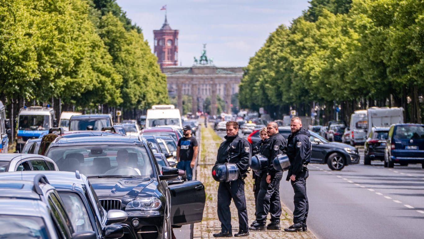 Polizisten stehen auf dem Mittelstreifen der Straße des 17. Juni in Berlin: Mit einer gezielten Aktion soll gegen rücksichtsloses Verhalten im Straßenverkehr vorgegangen werden.