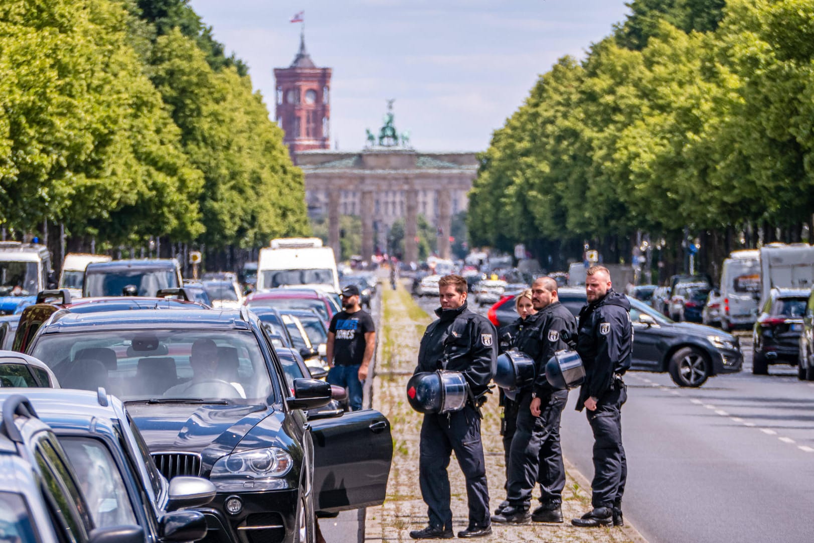 Polizisten stehen auf dem Mittelstreifen der Straße des 17. Juni in Berlin: Mit einer gezielten Aktion soll gegen rücksichtsloses Verhalten im Straßenverkehr vorgegangen werden.