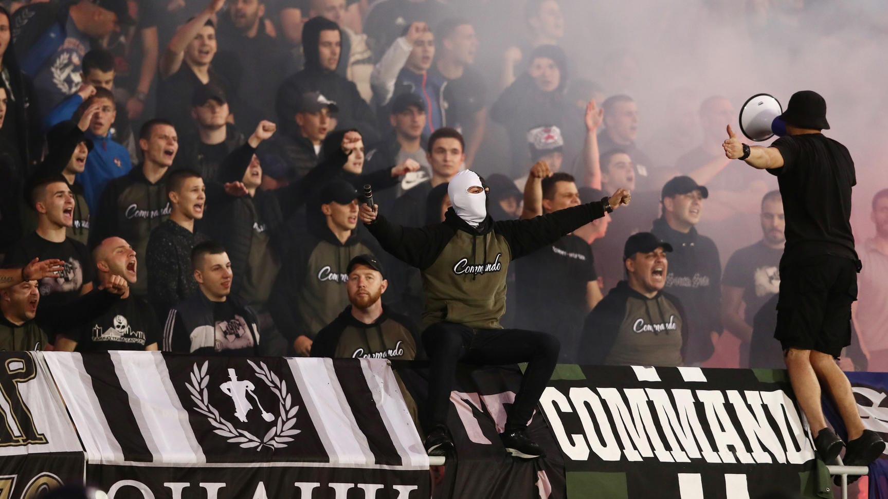 Fans im Partizan-Stadion: Die Anhänger standen im "Ewigen Derby" gegen Roter Stern Belgrad dicht gedrängt auf den Rängen-