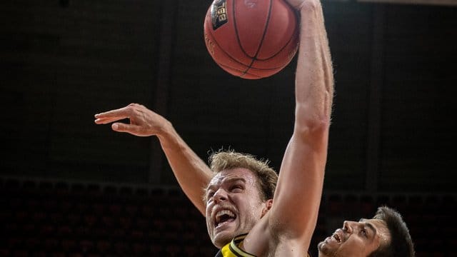 Hans Brase (l) von den MHP Riesen Ludwigsburg setzt sich im Kampf um den Rebound gegen Mateo Seric durch. Hans Brase (l) von den MHP Riesen Ludwigsburg setzt sich im Kampf um den Rebound gegen Mateo Seric durch.