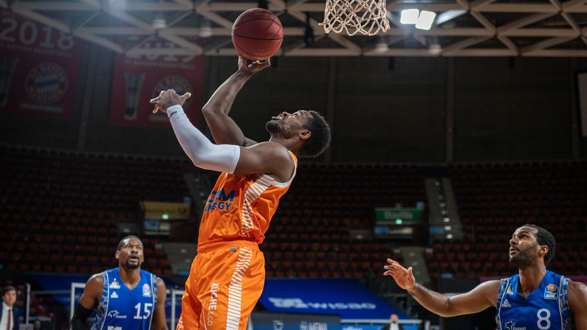 Vechtas Josh Young (links) in Aktion neben Frankfurts Akeem Vargas: Die Frankfurter Basketballer konnten sich in einer umkämpften Partie am Ende durchsetzen.