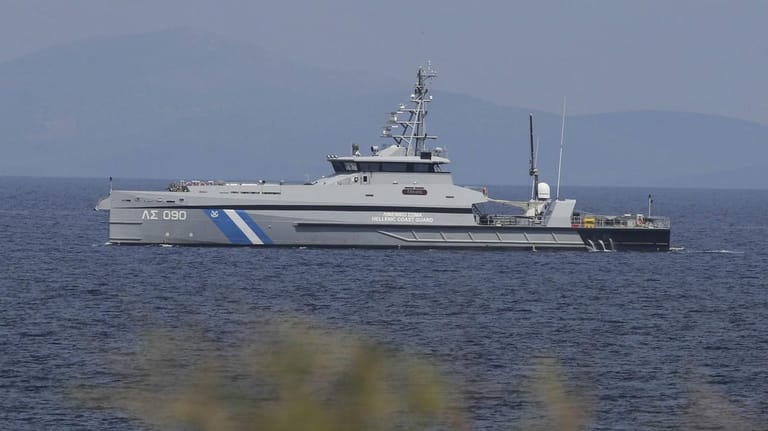 Ein Boot der griechischen Küstenwache (Archivbild): Bei der Kontrolle eines Frachtschiffes vor Libyen kam es zu einem Zwischenfall.