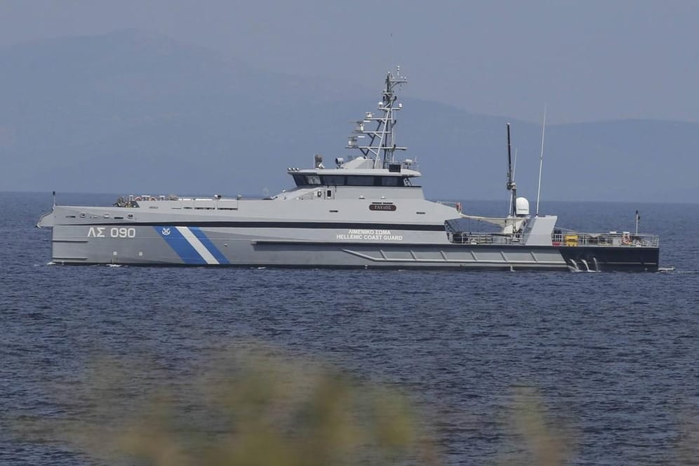 Ein Boot der griechischen Küstenwache (Archivbild): Bei der Kontrolle eines Frachtschiffes vor Libyen kam es zu einem Zwischenfall.