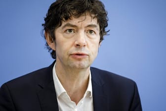 Christian Drosten, Direktor am Institut für Virologie der Charité Berlin: "Mit konkreten Zahlen lassen sich politische Maßnahmen in der Rückschau besser bewerten"