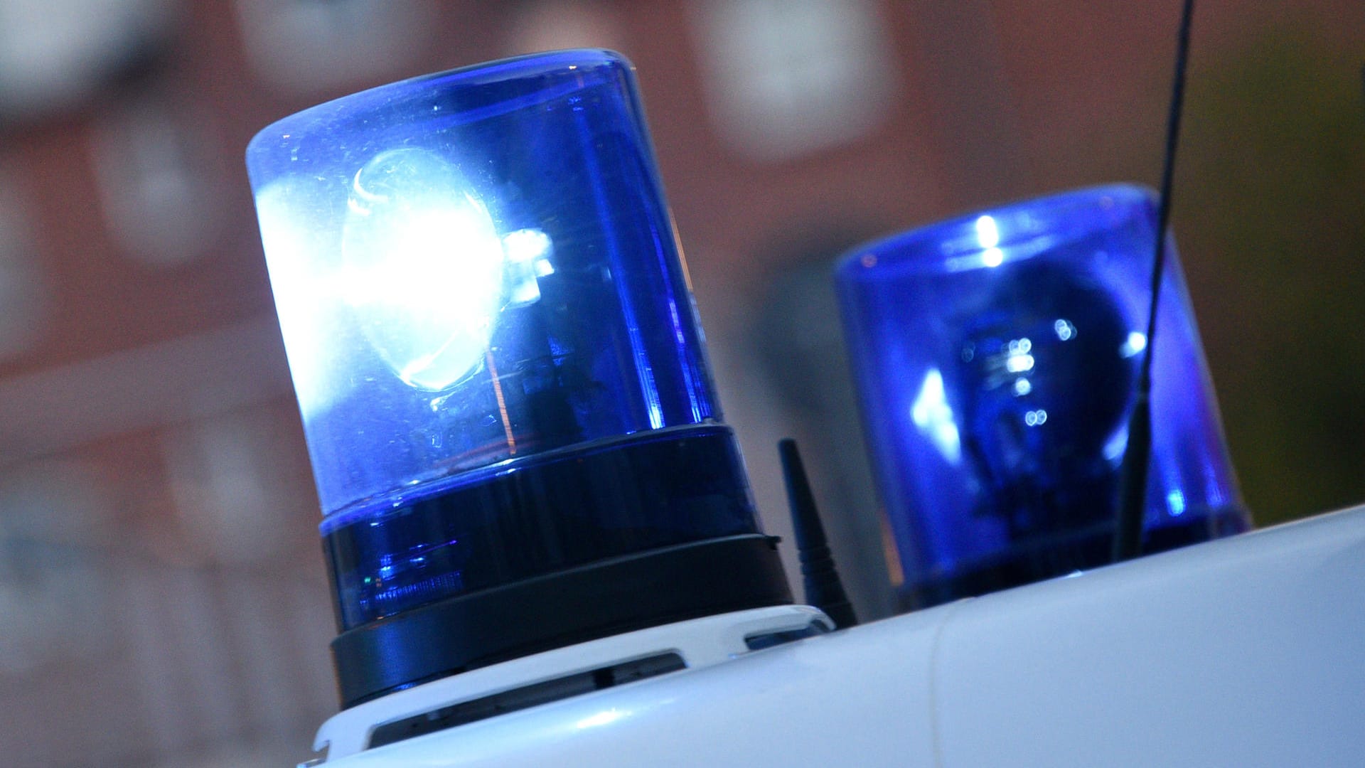 Blaulicht der Polizei (Symbolbild): Auf dem Parkplatz eines Einkaufszentrums ist ein 86-jähriger Mann mit seinem Auto auf einer Treppe steckengeblieben.