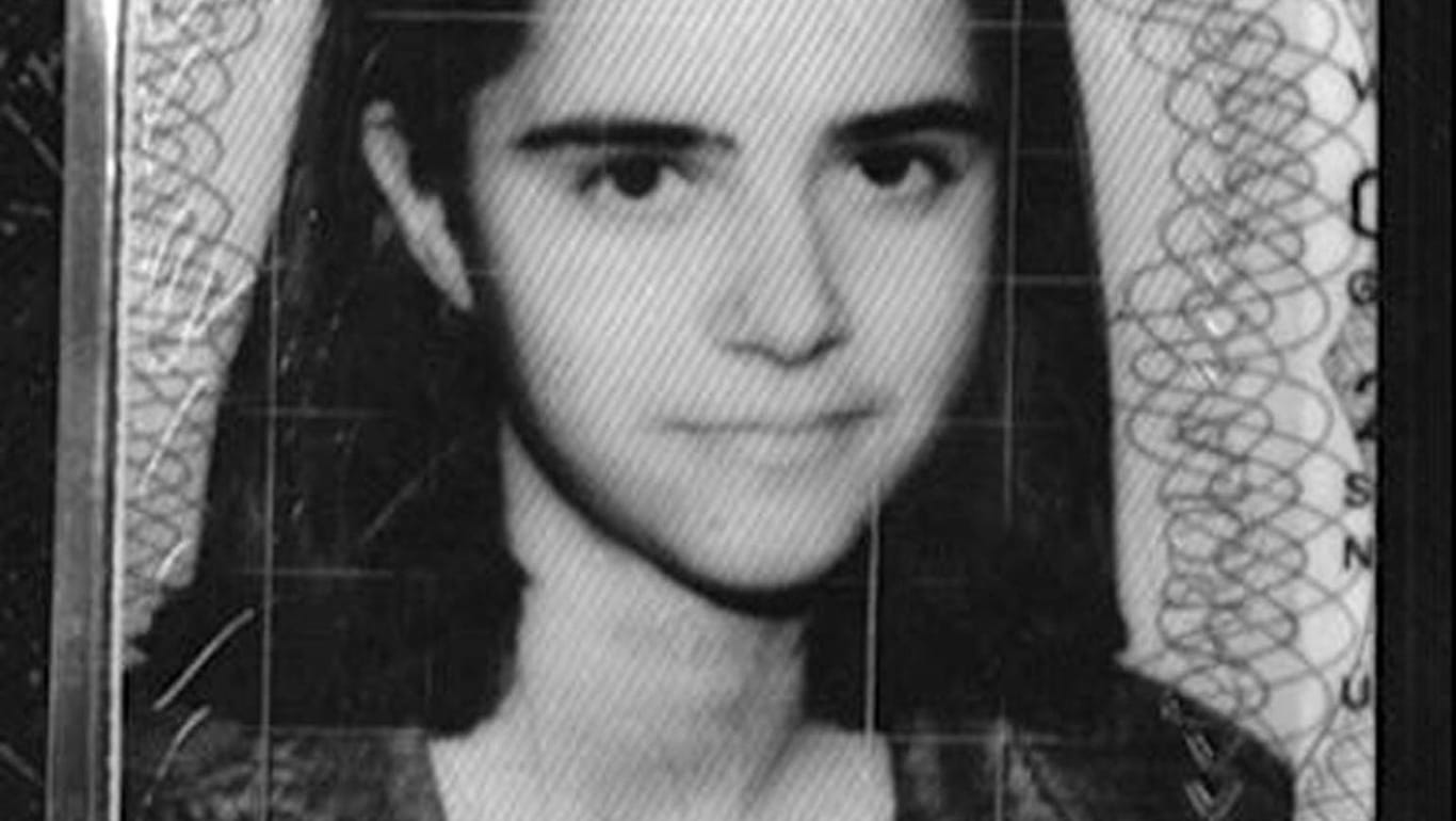 Passfoto von Carola Titze: Die Leiche der 16-Jährigen wurde 1996 im belgischen Küstenort De Haan gefunden; jetzt wird der geschlossene Fall neu untersucht.