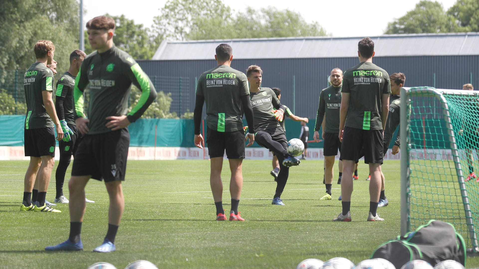 Training von Hannover 96: Fünf Spieler von den Niedersachsen wurden wegen Verstößen gegen die Corona-Auflagen vorsorglich aus dem Training genommen. Training von Hannover 96: Fünf Spieler von den Niedersachsen wurden wegen Verstößen gegen die Corona-Auflagen vorsorglich aus dem Training genommen.