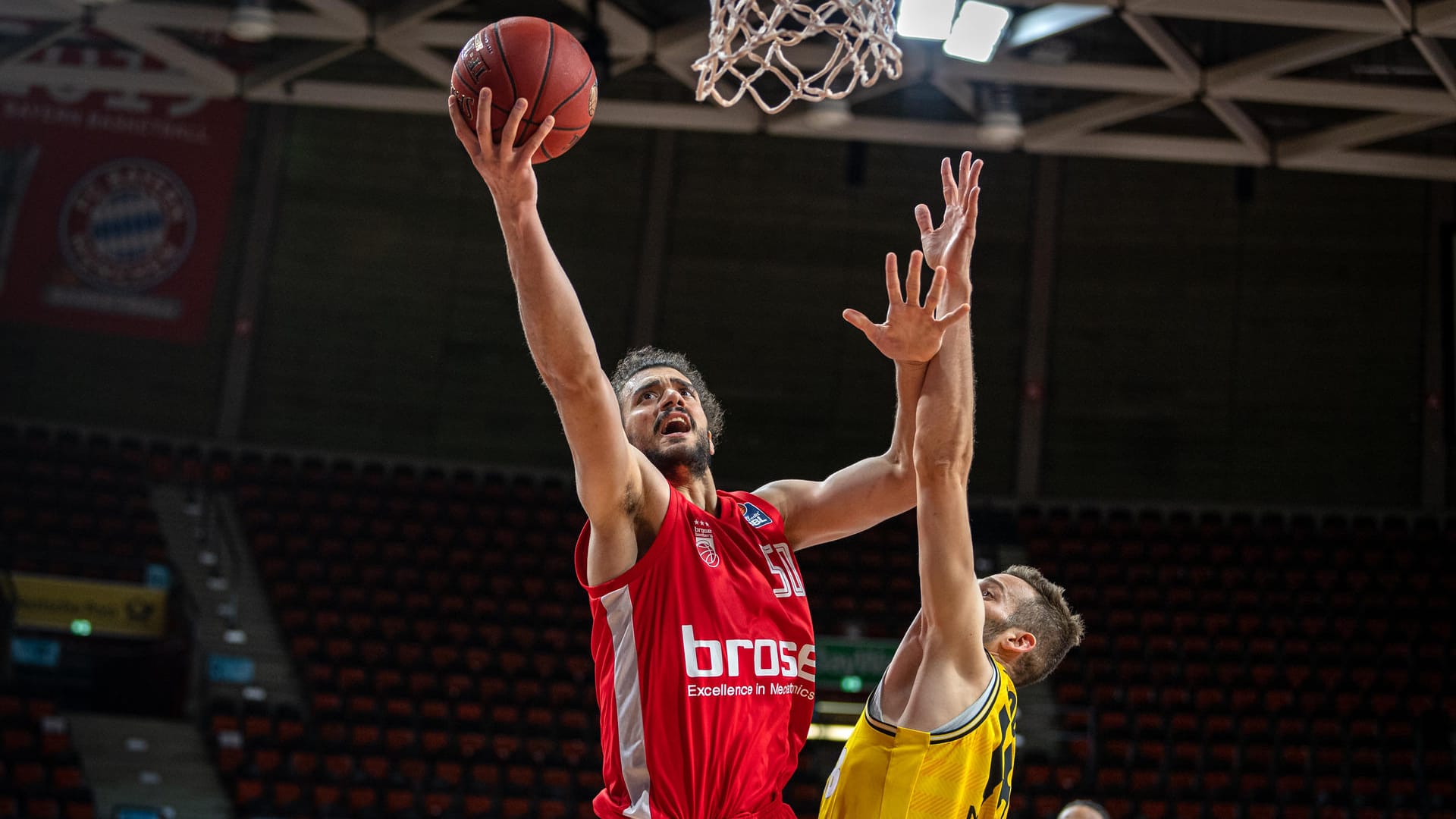 Assem Marei (links) von Brose Bamberg mit Jonas Wohlfarth-Bottermann von MHP Riesen Ludwigsburg in Aktion: Bamberg war in einer eindeutigen Partie gegen Ludwigsburg chancenlos.