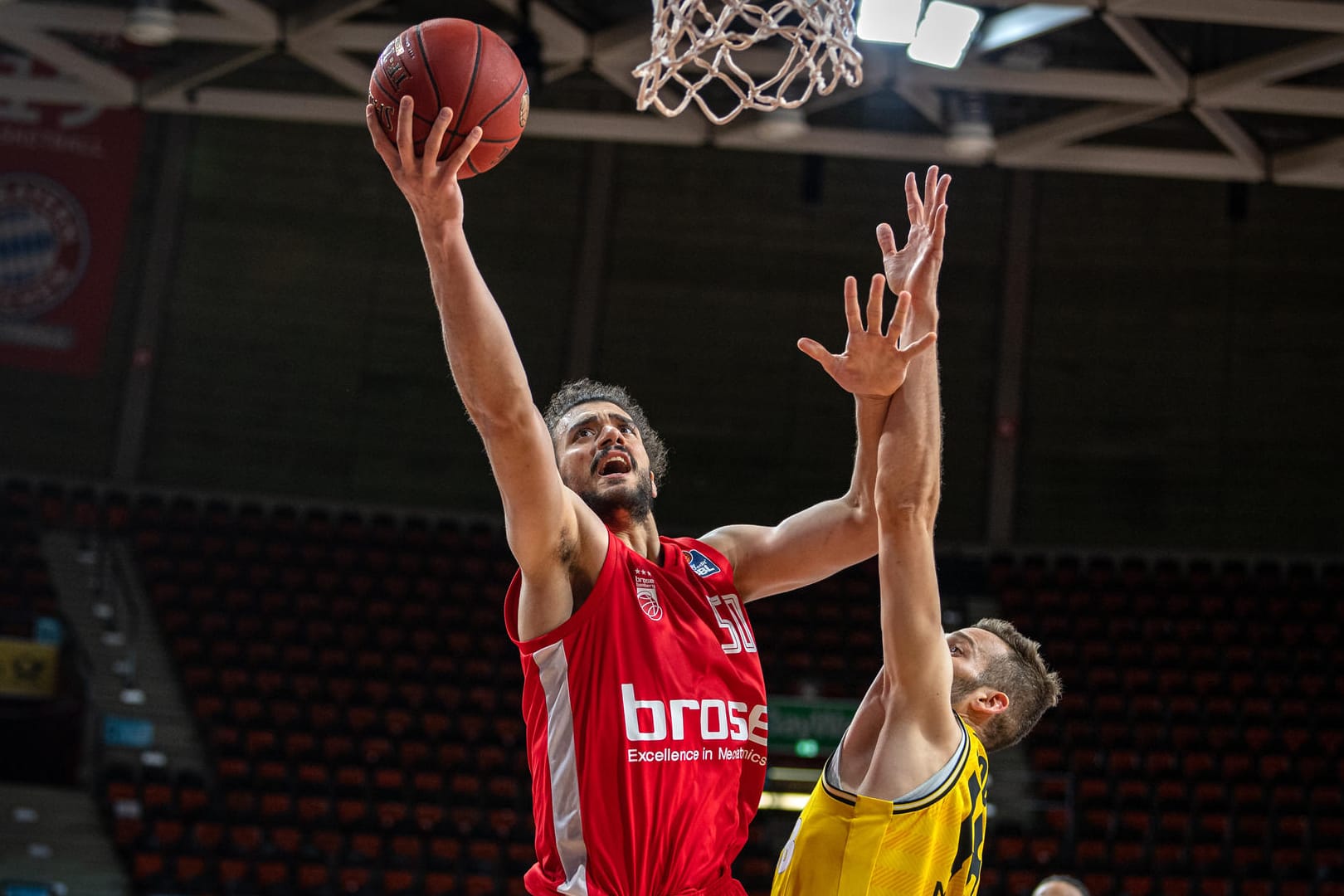 Assem Marei (links) von Brose Bamberg mit Jonas Wohlfarth-Bottermann von MHP Riesen Ludwigsburg in Aktion: Bamberg war in einer eindeutigen Partie gegen Ludwigsburg chancenlos.