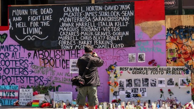 Demonstranten haben nach Tagen des Protests und Auseinandersetzungen mit der Polizei in Seattle unweit des Kapitols eine "Autonome Zone" eingerichtet. Demonstranten haben nach Tagen des Protests und Auseinandersetzungen mit der Polizei in Seattle unweit des Kapitols eine "Autonome Zone" eingerichtet.