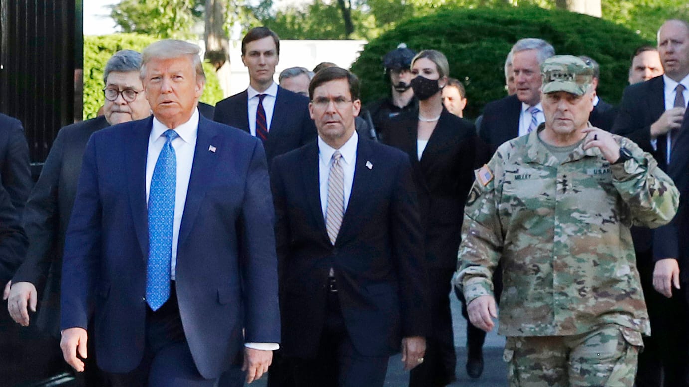 Donald Trump, William Barr, Mark Esper und Mark Milley auf dem Weg zu einem PR-Termin vor einer Kirche: An dem Auftritt hatte es viel Kritik gegeben.