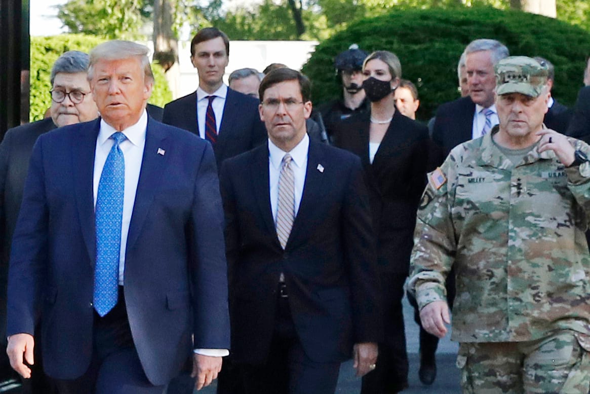 Donald Trump, William Barr, Mark Esper und Mark Milley auf dem Weg zu einem PR-Termin vor einer Kirche: An dem Auftritt hatte es viel Kritik gegeben.