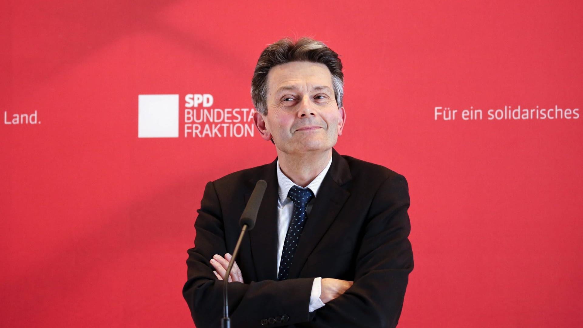 Rolf Mützenich macht es spannend.