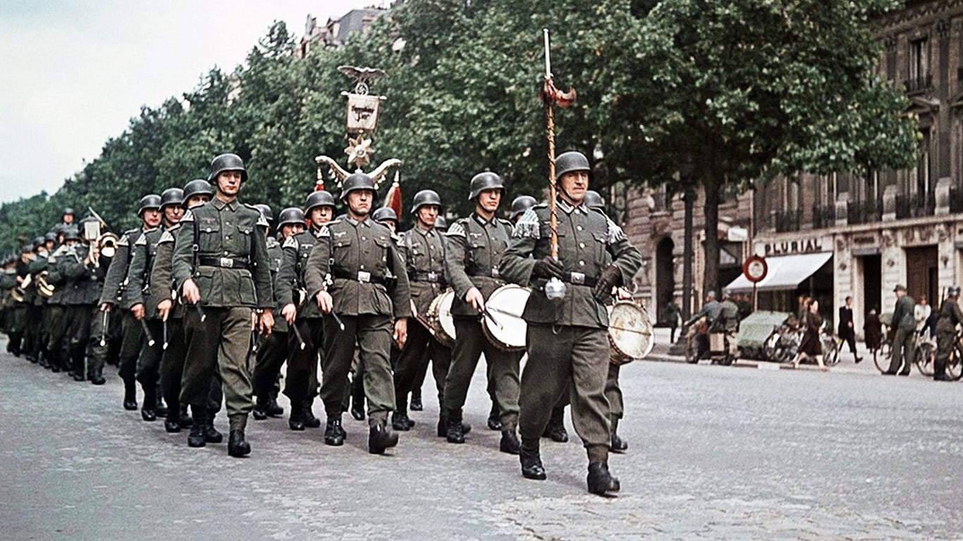 Deutsche Truppen marschieren 1940 durch Paris.