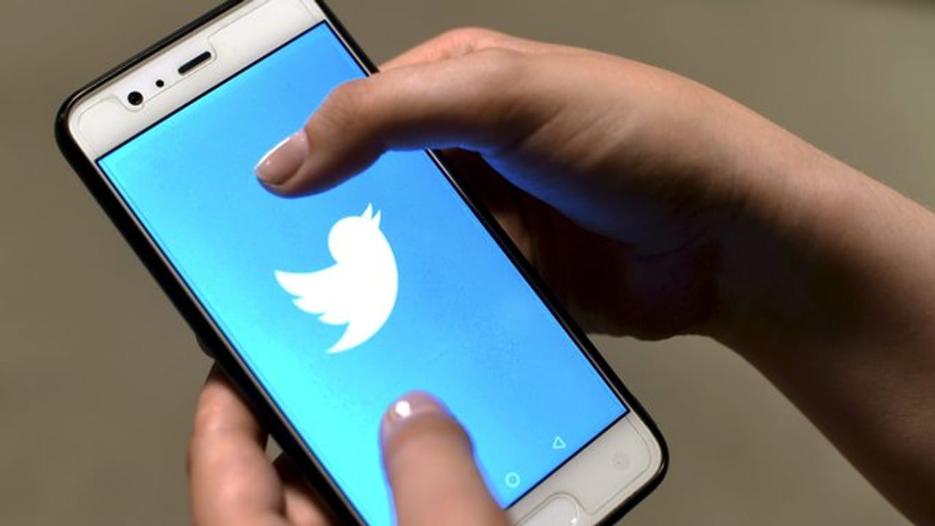 Twitter auf einem Smartphone: Twitter hat mehr als 170.000 Accounts von seiner Plattform entfernt.