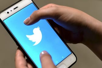 Twitter auf einem Smartphone: Twitter hat mehr als 170.000 Accounts von seiner Plattform entfernt.