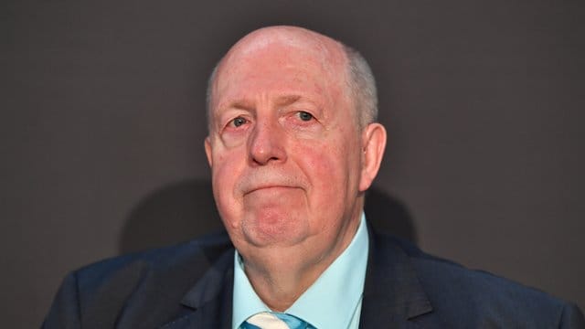 Der frühere Fußball-Manager Reiner Calmund würde die Spielergehälter reduzieren. Der frühere Fußball-Manager Reiner Calmund würde die Spielergehälter reduzieren.