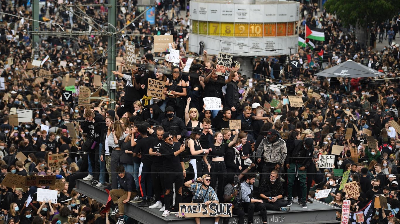 In Berlin versammelten sich auf einer Demonstration gegen Rassismus mindestens 15.000 Menschen: Auch an der frischen Luft gelten einige Regeln.