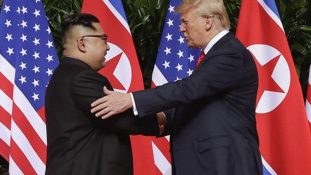 US-Präsident Donald Trump und Nordkoreas Machthaber Kim Jong Un im Juni 2018 in Singapur. US-Präsident Donald Trump und Nordkoreas Machthaber Kim Jong Un im Juni 2018 in Singapur.