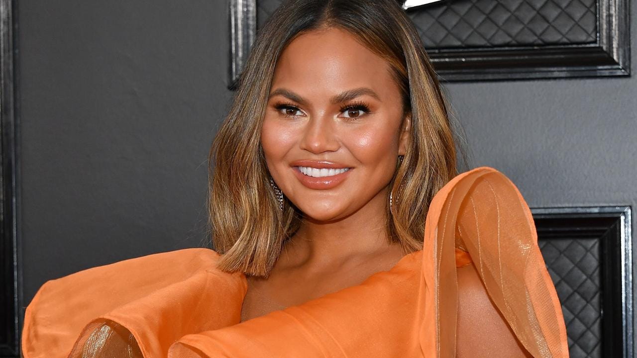 Chrissy Teigen: Das Model ließ sich seine Brustimplantate entfernen.