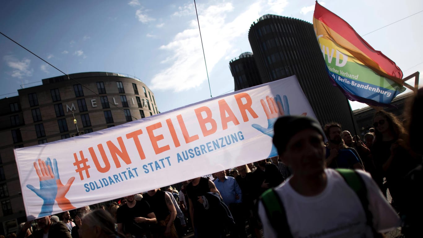 Teilnehmer der "Unteilbar"-Demonstration im vergangenen September in Berlin: Am Sonntag soll eine "Unteilbar"-Menschenkette in Berlin stattfinden.