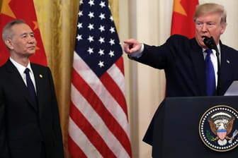 Ein Teilerfolg im Handelskonflikt: Am 15. Januar unterzeichneten US-Präsident Donald Trump (r.) und Chinas Vizepremier, Liu He, ein Handelsabkommen.