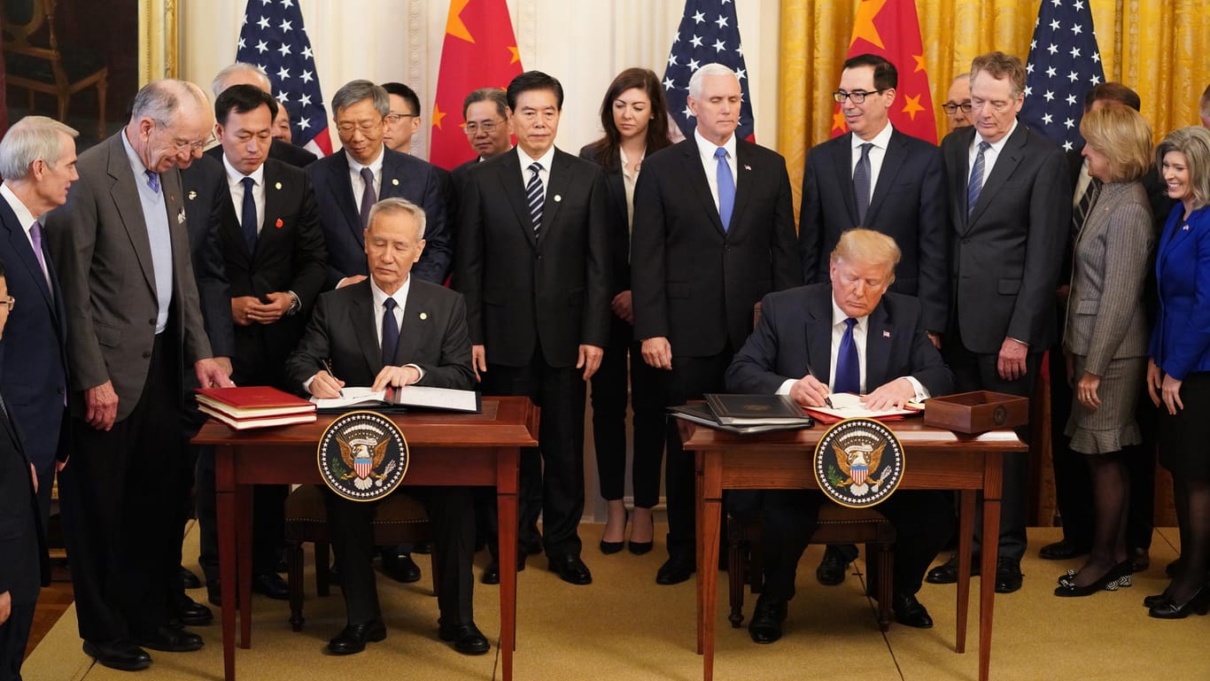 Großer Bahnhof beim Vertragsschluss: US-Präsident Donald Trump bezeichnete das Handelsabkommen bei der Unterzeichnung als "unglaublich".