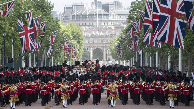 Die riesige Parade zieht durch Londons Straßen, begleitet von jubelnden Menschenmassen.
