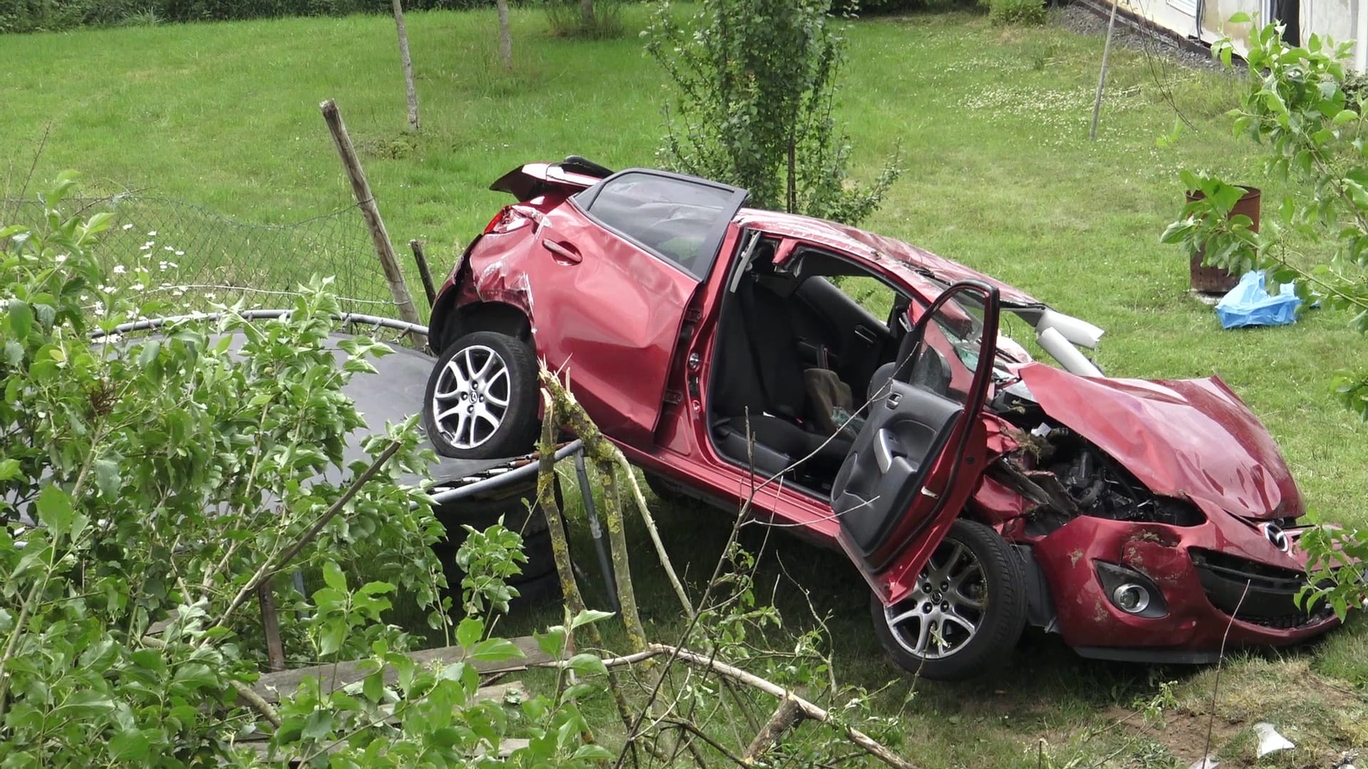 Ein beschädigtes Fahrzeug liegt auf einem Grundstück: Bei einem Auffahrunfall sind fünf Menschen schwer verletzt worden. Ein beschädigtes Fahrzeug liegt auf einem Grundstück: Bei einem Auffahrunfall sind fünf Menschen schwer verletzt worden.