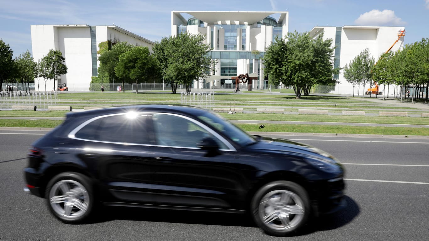 Ein Porsche Macan vor dem Bundeskanzleramt in Berlin: Das Kabinett hat eine höhere Kfz-Steuer für Autos mit hohem Benzinverbrauch beschlossen.