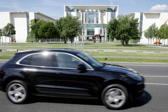Ein Porsche Macan vor dem Bundeskanzleramt in Berlin: Das Kabinett hat eine höhere Kfz-Steuer für Autos mit hohem Benzinverbrauch beschlossen.